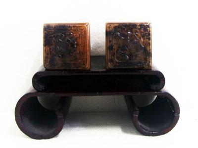 寿山黄冻石 雕乌鸦皮龙纹对方章