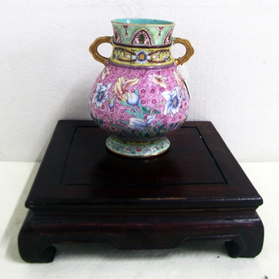 乾隆 珐琅彩轧道花卉纹双耳瓶