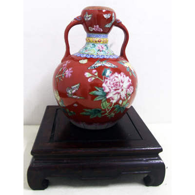 乾隆釉里红花卉双耳瓶